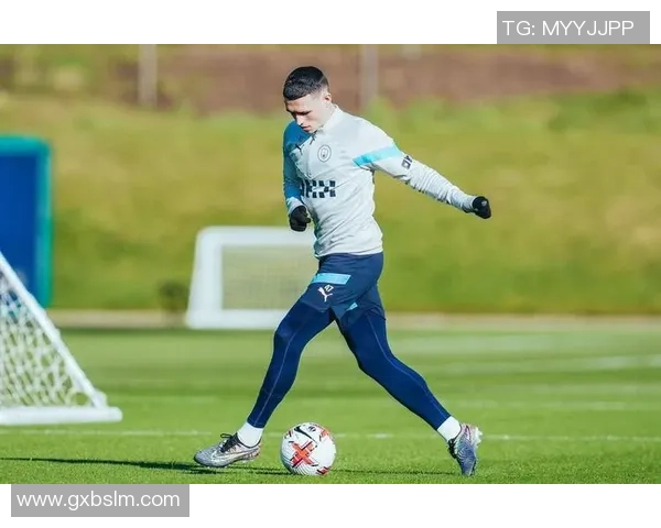 穿老款足球鞋的球星们重拾经典魅力，回顾他们在球场上的精彩瞬间